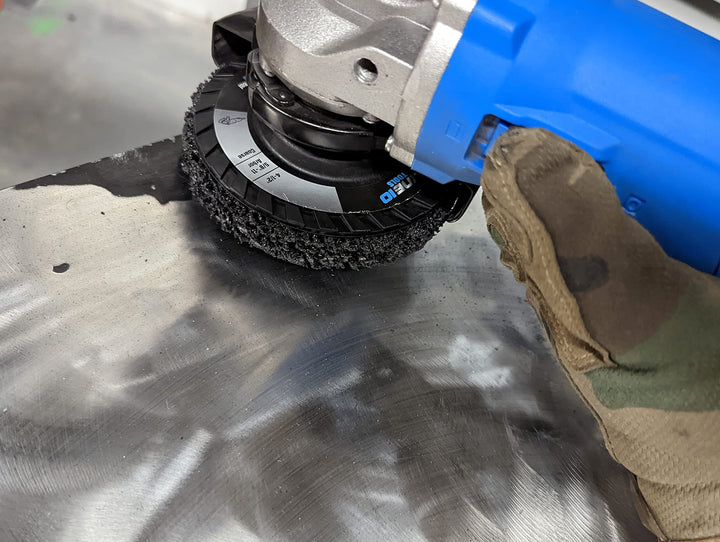 Paquete de 4 discos peladores de carburo de silicona negro de 4-1/2" con ejes roscados de 5/8-11 para amoladoras angulares